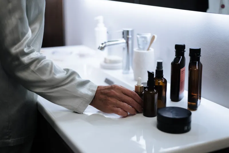 La routine della sera fatta bene: cosa vale davvero nel cassetto dei cosmetici